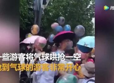 Khách Trung Quốc hớn hở cướp bóng bay đắt tiền trong công viên