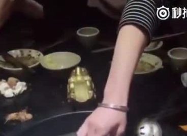Tuyệt chiêu hớt váng mỡ khỏi nồi lẩu của nhà hàng Trung Quốc